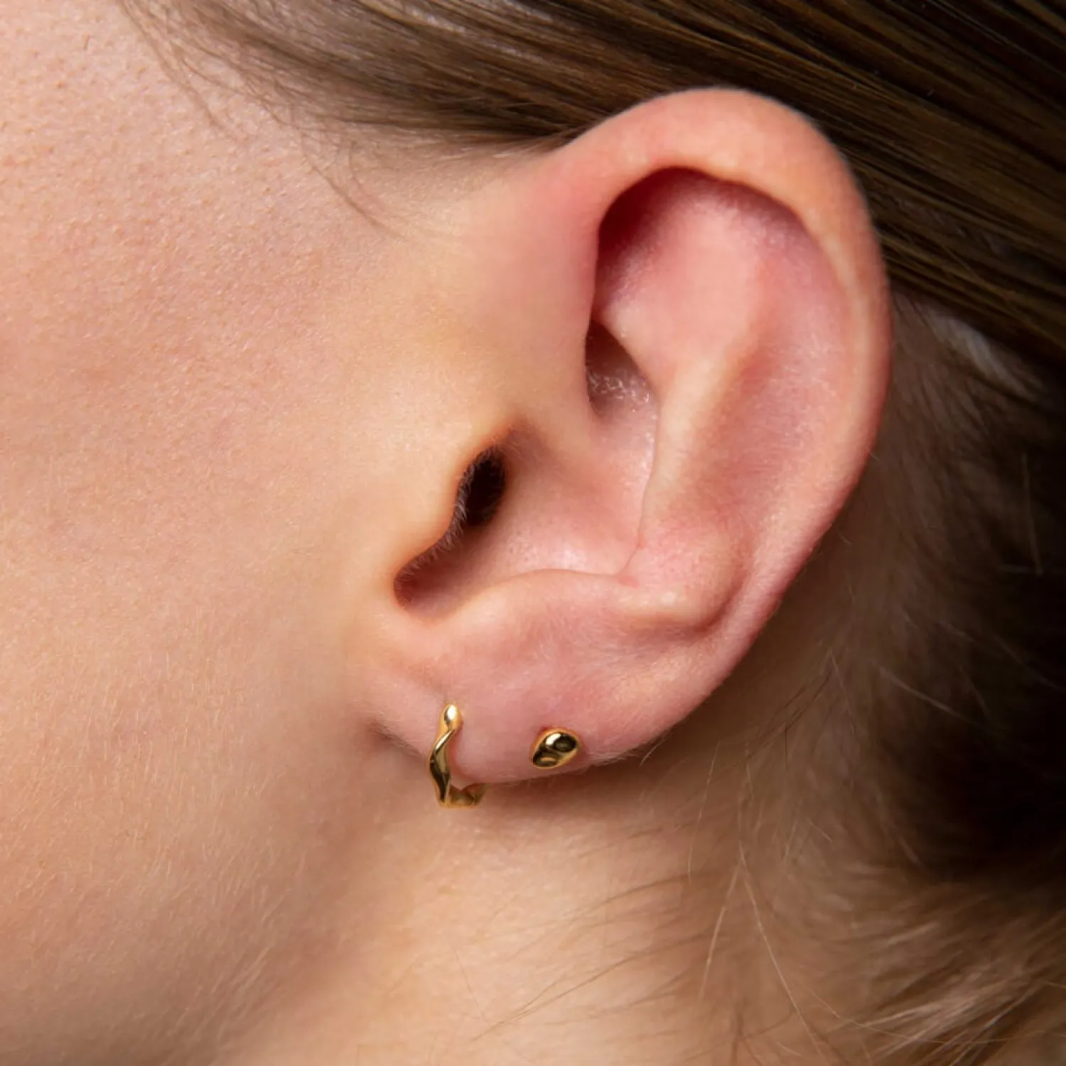 Earrings*Astrid & Miyu Women's Elemental Huggies In Gold - Gold