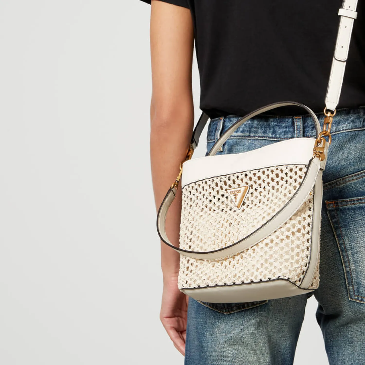 Bucket Bags*Guess Vikky Logo-Appliqued Raffia Bucket Bag